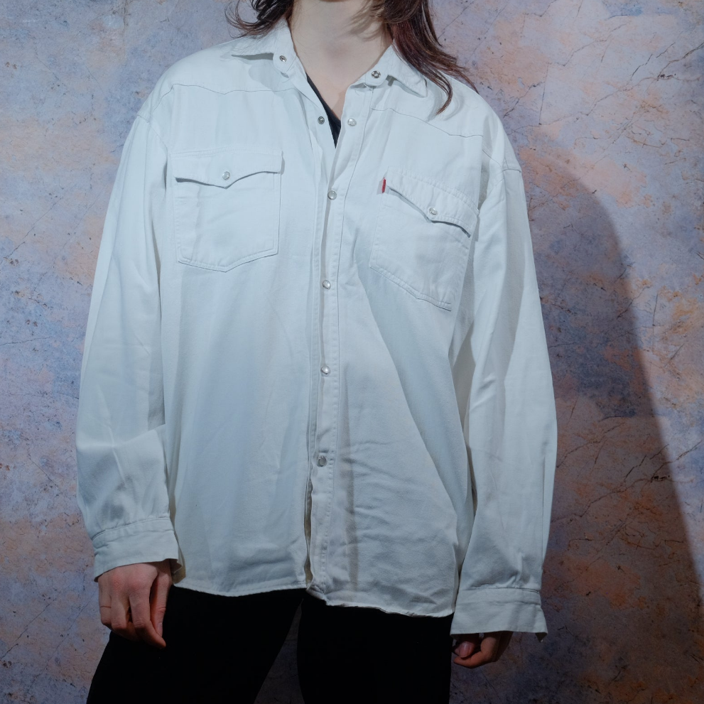 levis white shirt