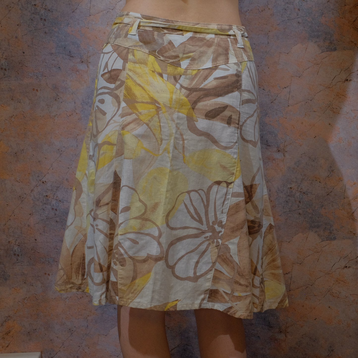 siente el movimiento floral brown skirt