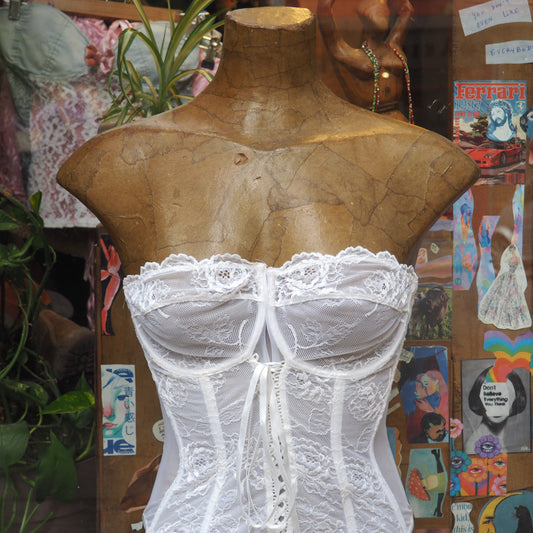 white pallet bouquet