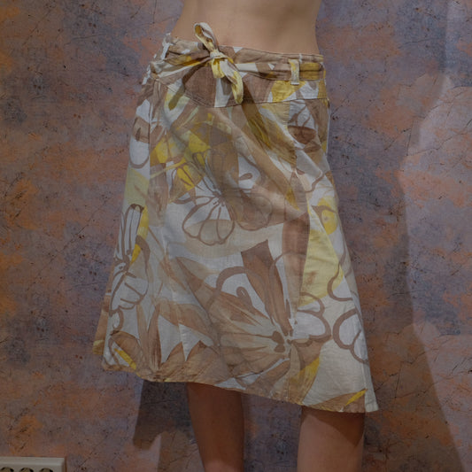 siente el movimiento floral brown skirt