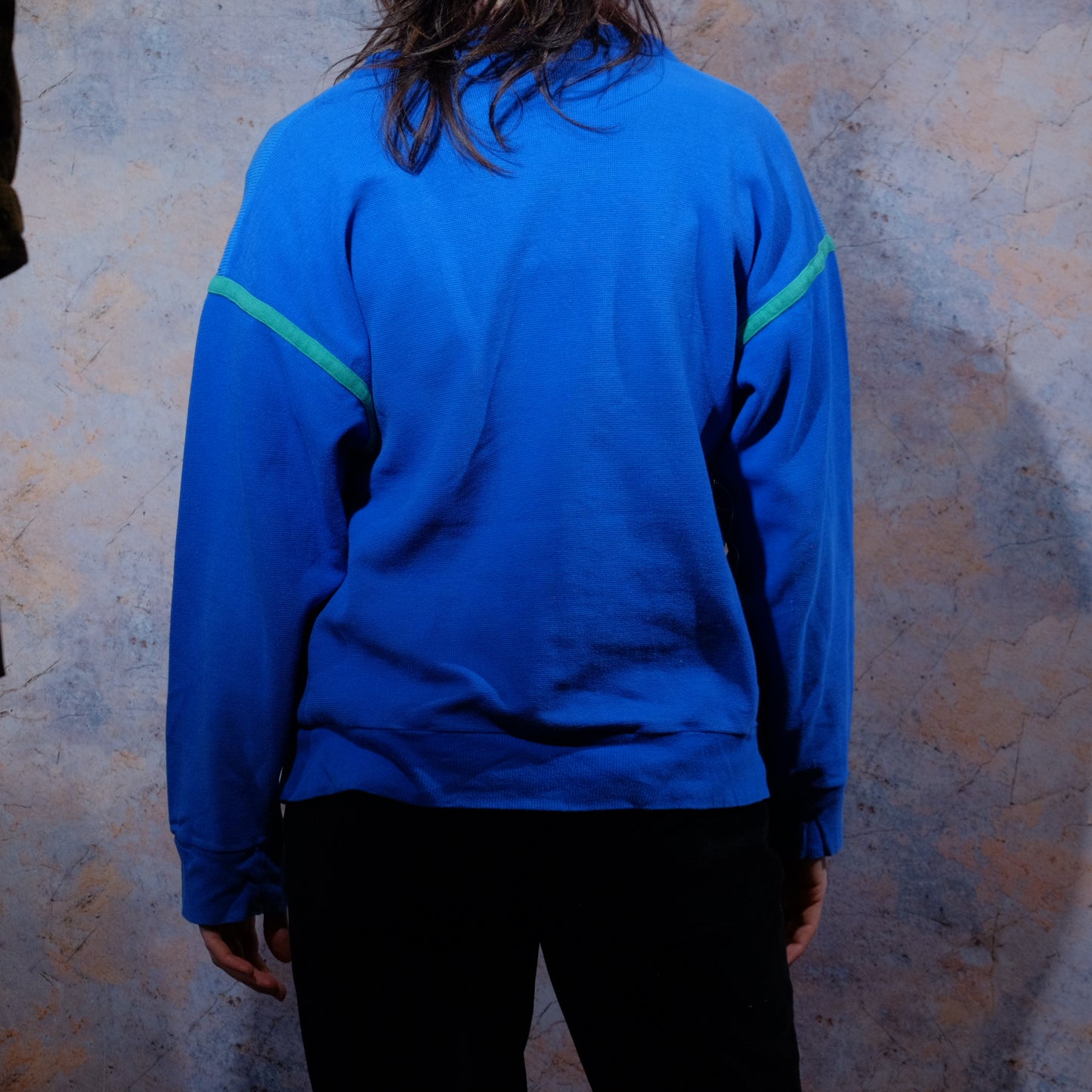 wie so?! blue sweater